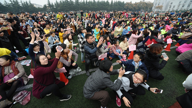 谭咏麟公益足球赛,香港明星足球队谭咏麟助攻