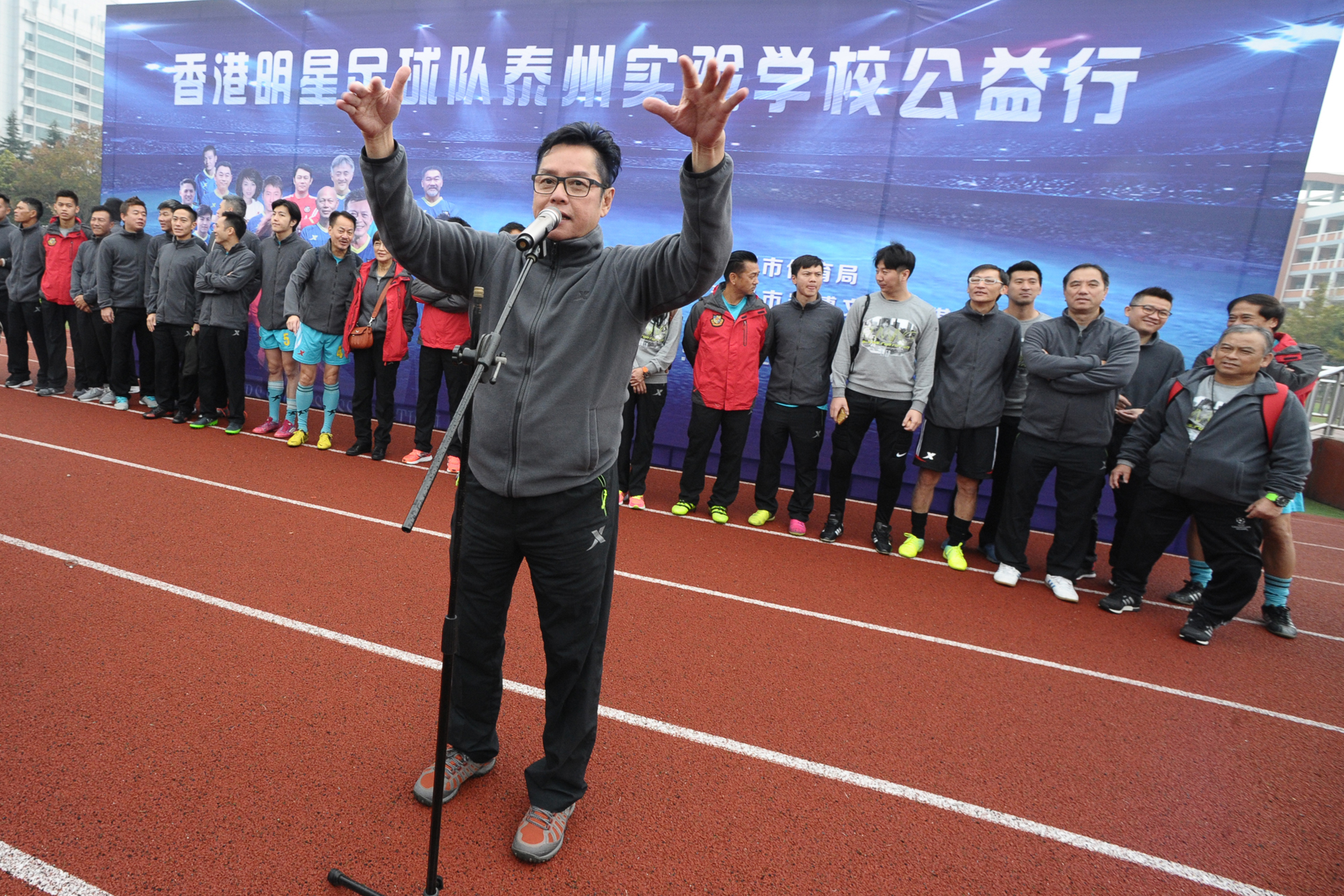 谭咏麟公益足球赛,香港明星足球队谭咏麟助攻