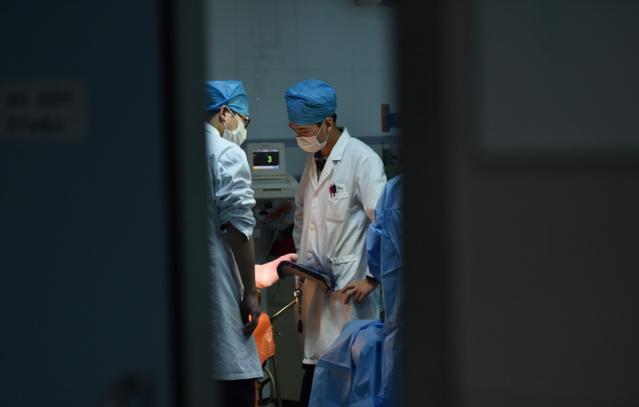 医生用钳子破羊水,孕妇用剪刀弄破羊水