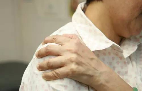 年轻人肩周炎是什么原因引起的,肩周炎是冬季高发期吗