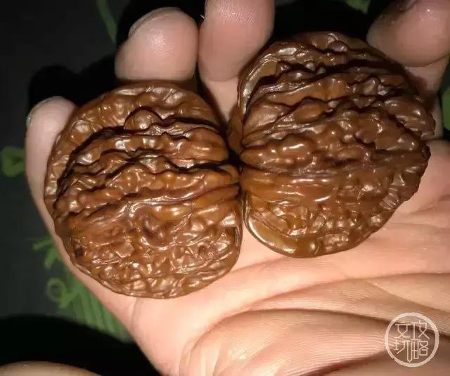 核桃刚入手怎么变红,刚买的核桃发红