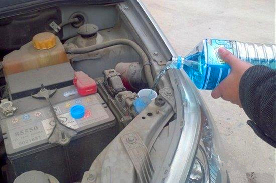 下雪车上冻成冰怎么办,下雪车被雪冻上怎么处理