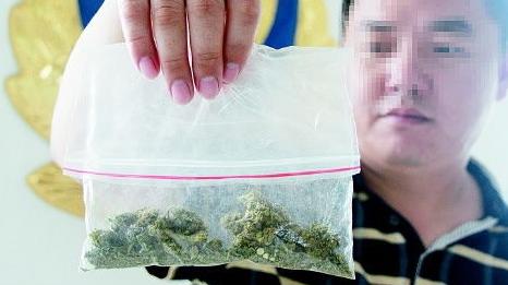 看到有人售卖这种“棒棒糖”，请立刻打110