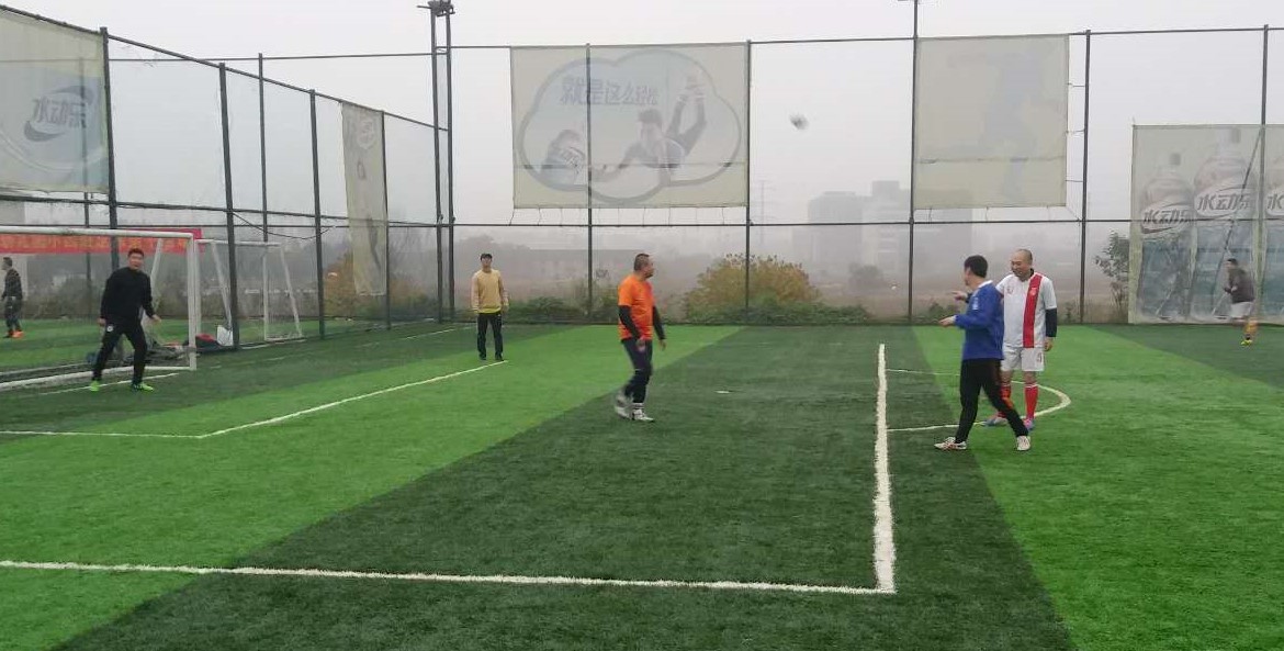 雨天踢球关注事项,雨天踢球球滑