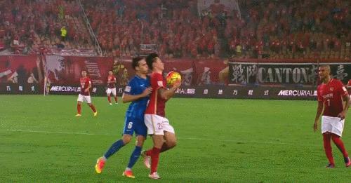 郑智被放倒视频,郑智近期踢全场的比赛