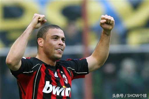 这个让人厌恶的政客，为何赢得了圣西罗巨型横幅的致敬？