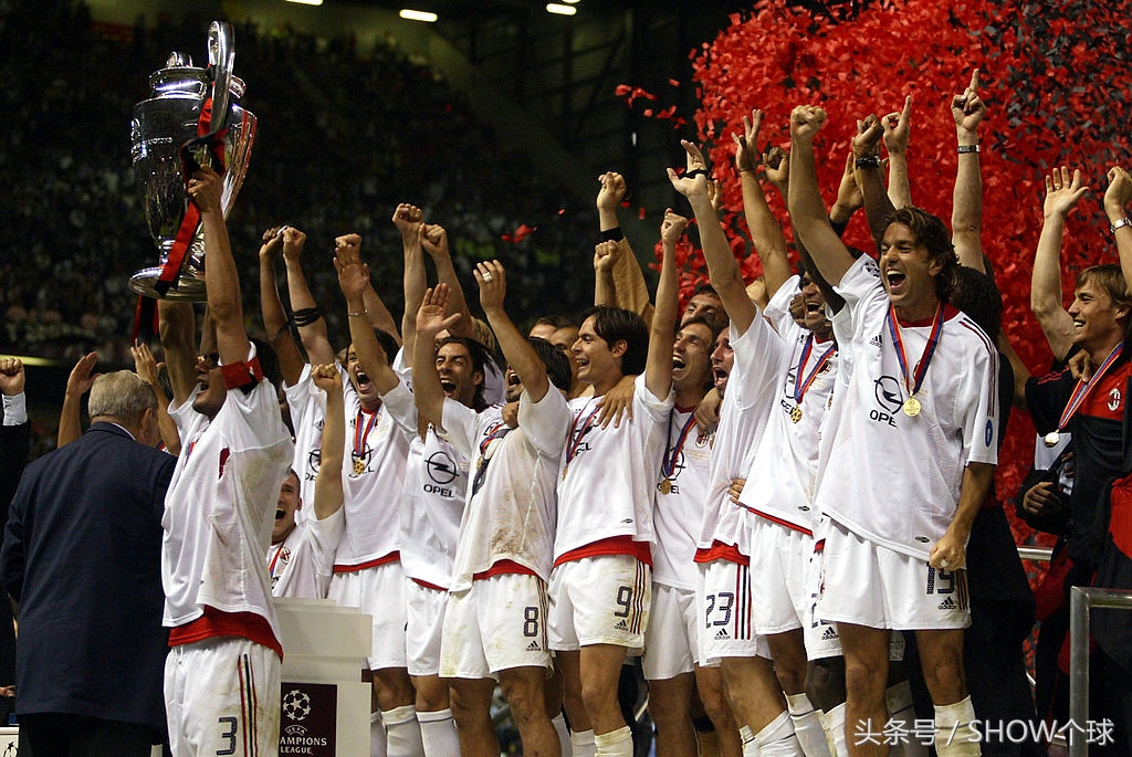 这个让人厌恶的政客，为何赢得了圣西罗巨型横幅的致敬？