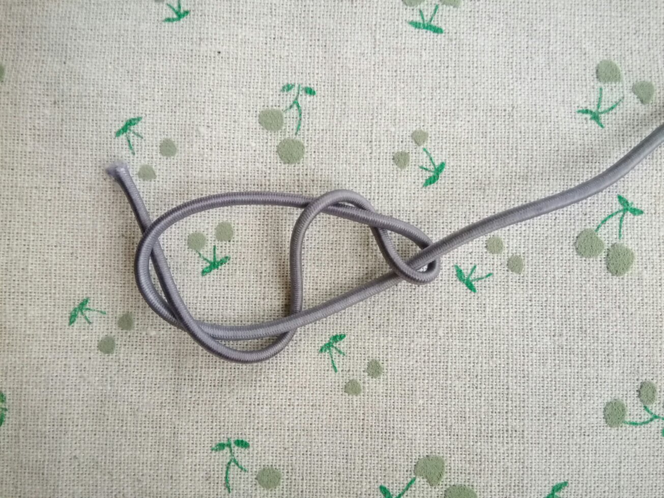 橡皮筋做成小皮筋的教程,用一根橡皮筋制作一个发圈