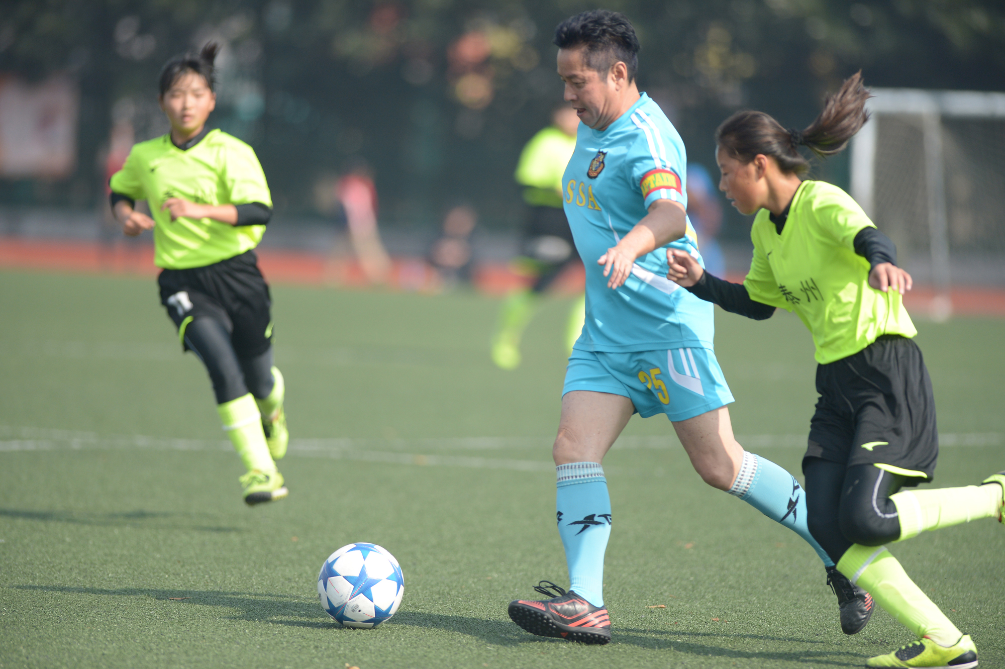 谭咏麟公益足球赛,香港明星足球队谭咏麟助攻