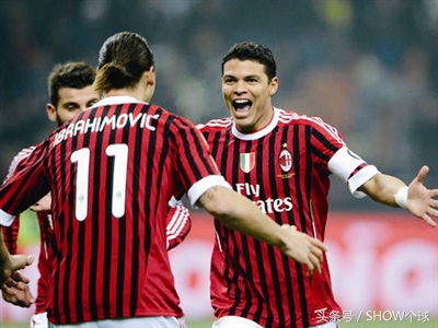 这个让人厌恶的政客，为何赢得了圣西罗巨型横幅的致敬？