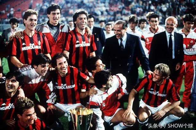 这个让人厌恶的政客，为何赢得了圣西罗巨型横幅的致敬？