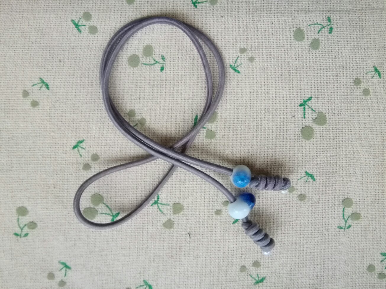 橡皮筋做成小皮筋的教程,用一根橡皮筋制作一个发圈