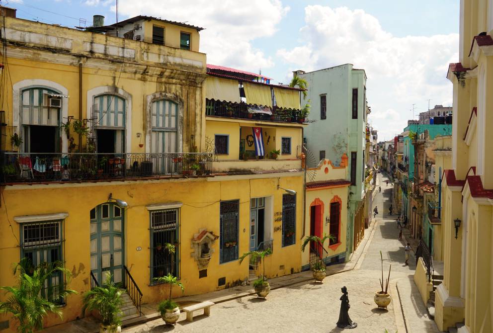 在古巴，1个人1个月只能有5个鸡蛋