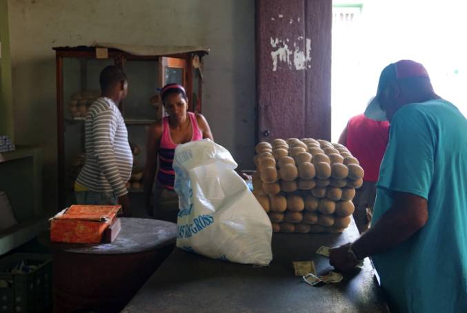 在古巴，1个人1个月只能有5个鸡蛋