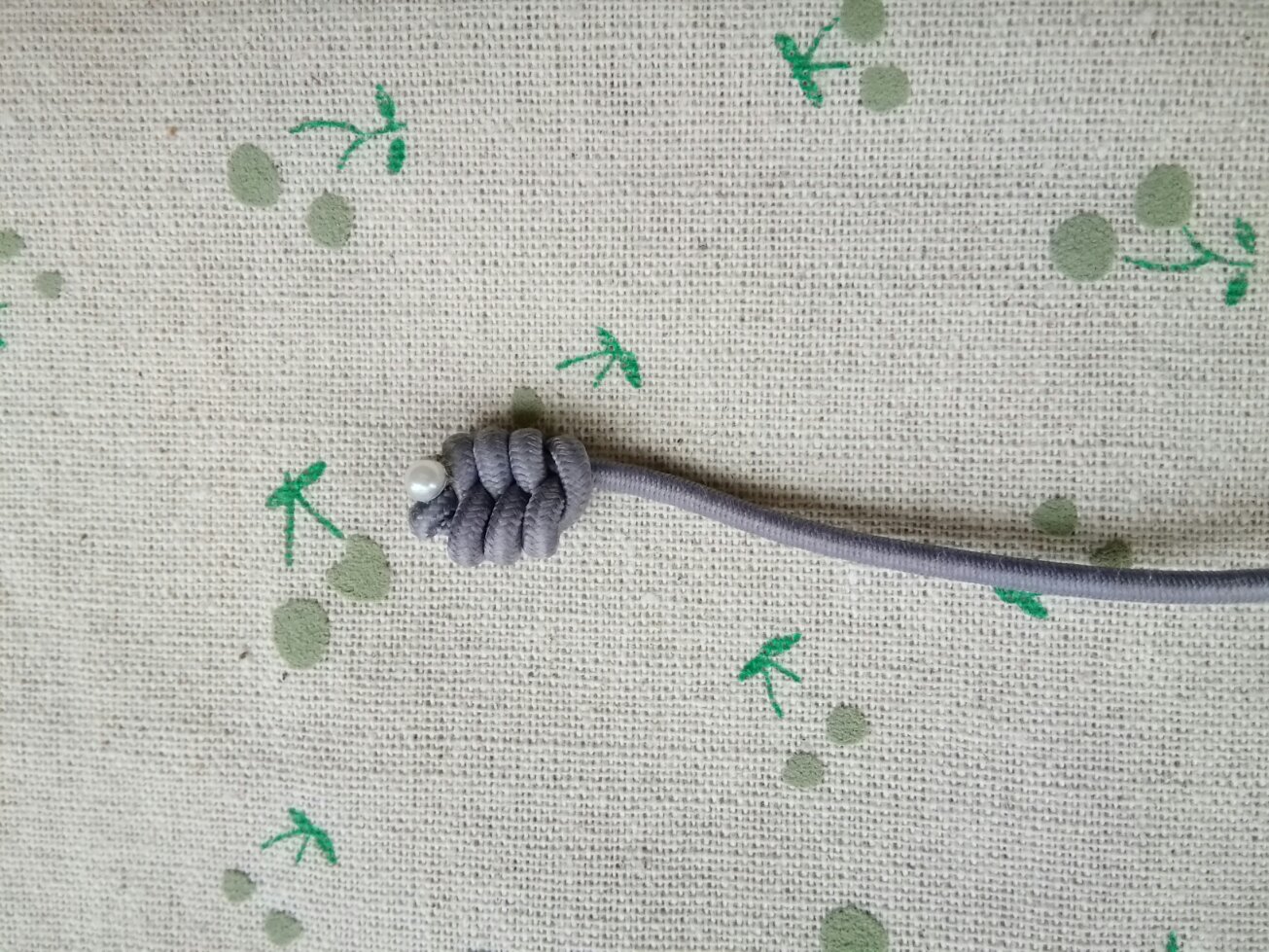 橡皮筋做成小皮筋的教程,用一根橡皮筋制作一个发圈