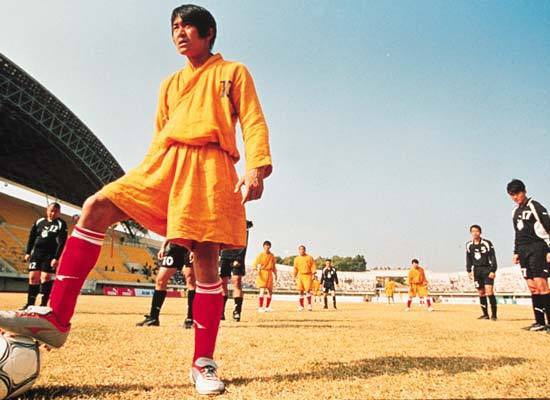 功夫周星驰踩爆足球什么寓意,功夫周星驰镜头解读