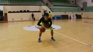 篮球贴防技巧教学,中考篮球运球技巧及评分细则视频