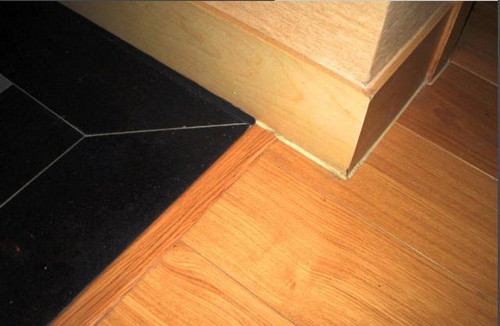 地板与过门石之间要美缝吗,地板和过门石之间要装扣条吗