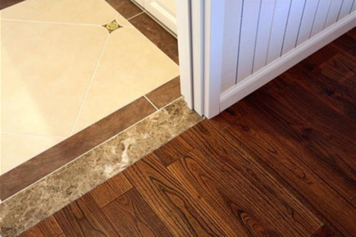 地板与过门石之间要美缝吗,地板和过门石之间要装扣条吗