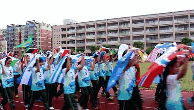 英德这个老师居然站在垃圾车上面？还引得学生连连尖叫！