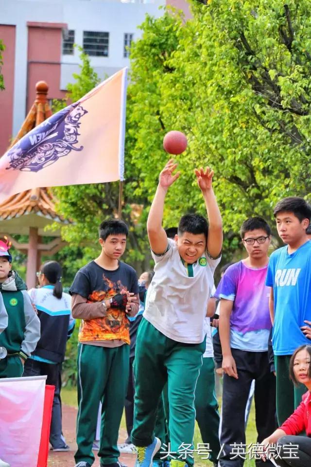 英德这个老师居然站在垃圾车上面？还引得学生连连尖叫！