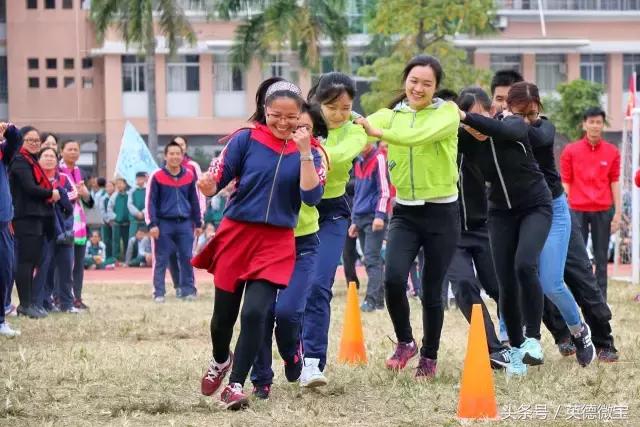 英德这个老师居然站在垃圾车上面？还引得学生连连尖叫！