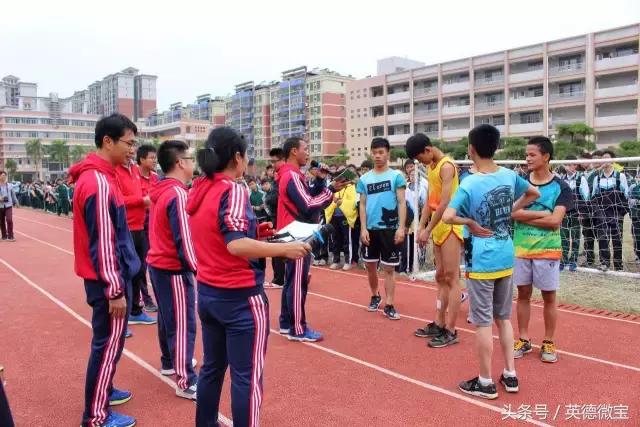 英德这个老师居然站在垃圾车上面？还引得学生连连尖叫！