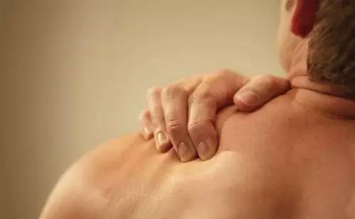 年轻人肩周炎是什么原因引起的,肩周炎是冬季高发期吗