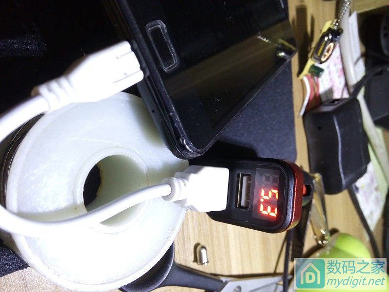 拆一个自带充电线的充电宝,拆一个快充充电器