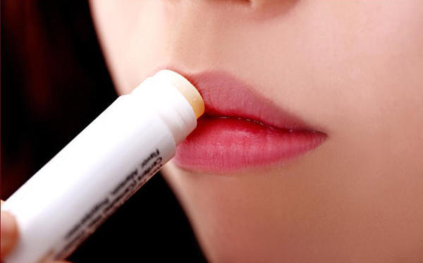 嘴唇干裂和接吻有关系吗,嘴唇干裂和胃有关系吗