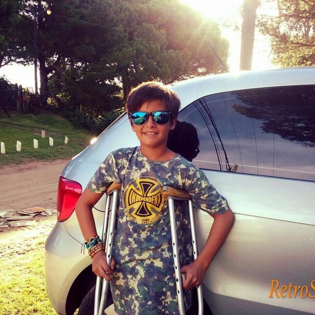 感动的足球小男孩,小孩子踢球足球场上的感人瞬间