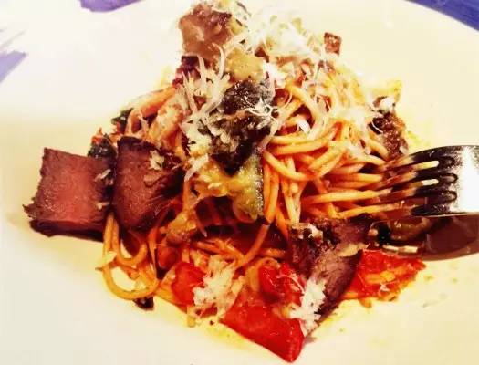 每天卖100份牛排,每天营业额只有2000的牛排自助餐