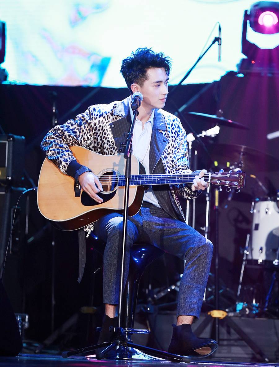 这个男人太神奇！会唱会跳有腹肌，还会边织毛衣边撒娇···