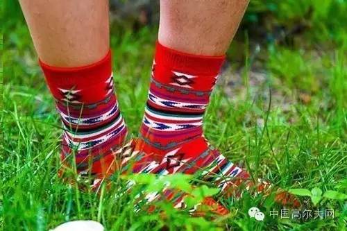 打高尔夫球一般穿着有什么要求,第一次打高尔夫球需要带什么