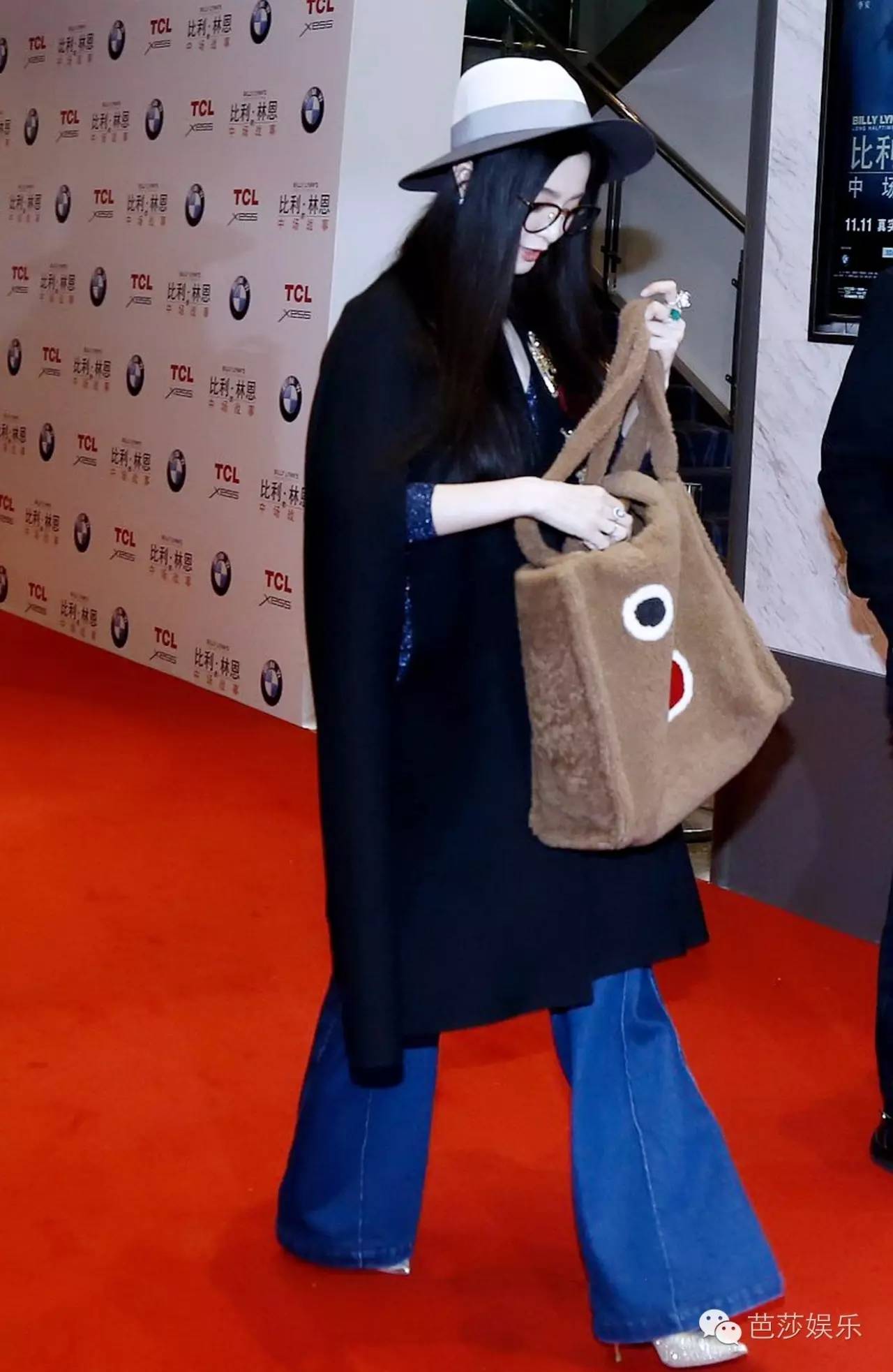 范冰冰拎着表情包走红毯,范冰冰参加天天向上视频