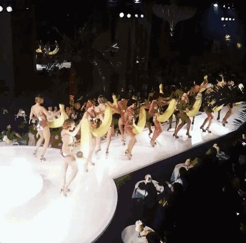 范冰冰拎着表情包走红毯,范冰冰参加天天向上视频