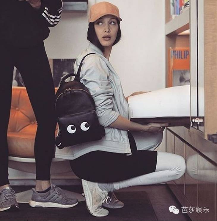 范冰冰拎着表情包走红毯,范冰冰参加天天向上视频