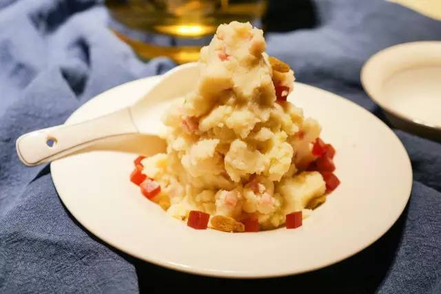 这家餐厅提供的菜单让人细思极恐,这家餐厅菜不好吃却天天爆满