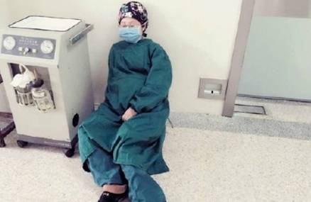 市保健院27岁年轻医生写病历时睡着了竟成了网红！