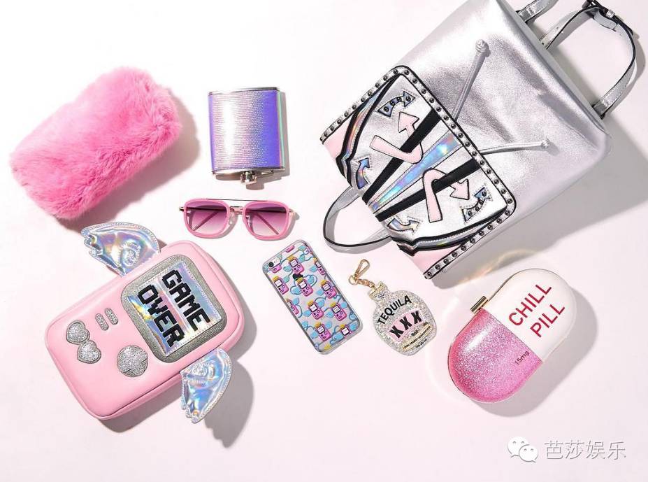 范冰冰拎着表情包走红毯,范冰冰参加天天向上视频