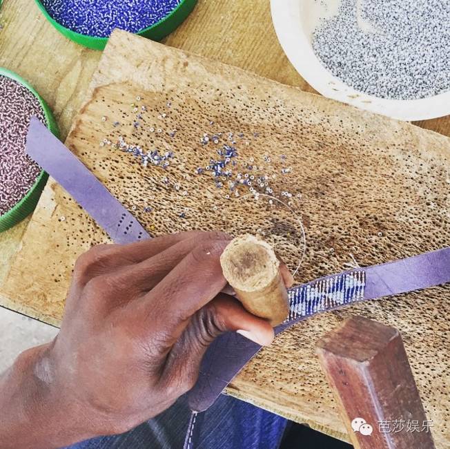 袁姗姗穿过膝长靴街拍,袁姗姗滑雪穿的浅粉色羽绒服