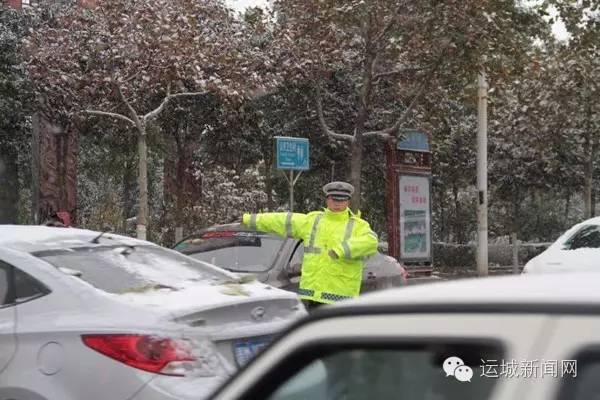 「降雪路况」市区道路交通平稳多条高速公路封闭我市长途汽车全线停运飞机场和铁路均未受到影响