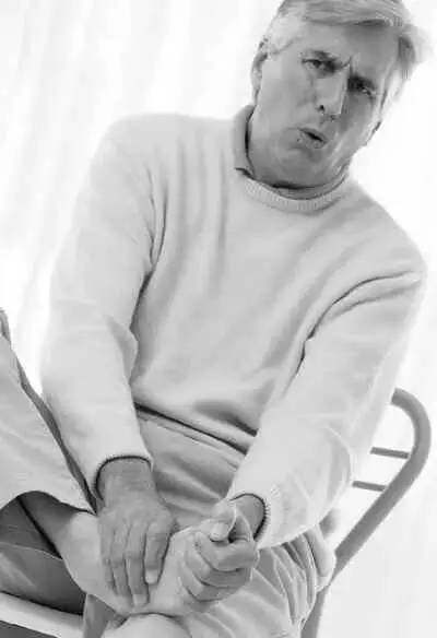 膝盖疼穿什么鞋可以缓解,膝盖痛可以穿中跟鞋吗