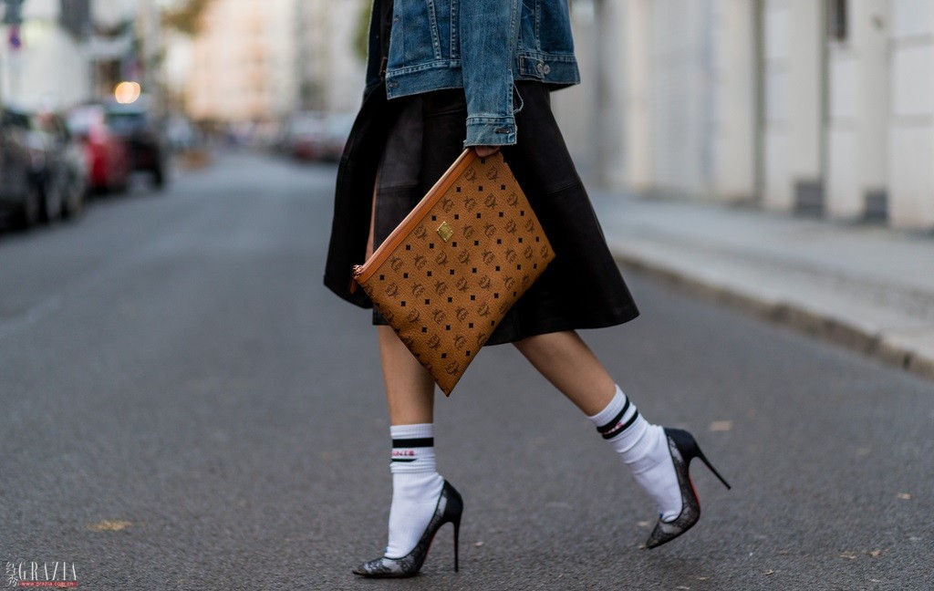 走十步见一双Vetements袜靴，要时髦何必吊死在同一个爆款上