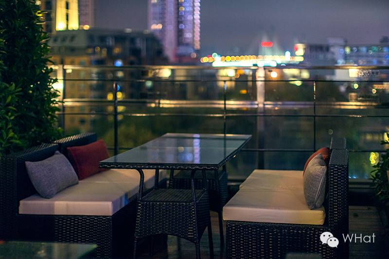 这家漫咖啡旗下的韩餐酒吧终于开到武汉，能俯瞰武汉天地清晨夜景