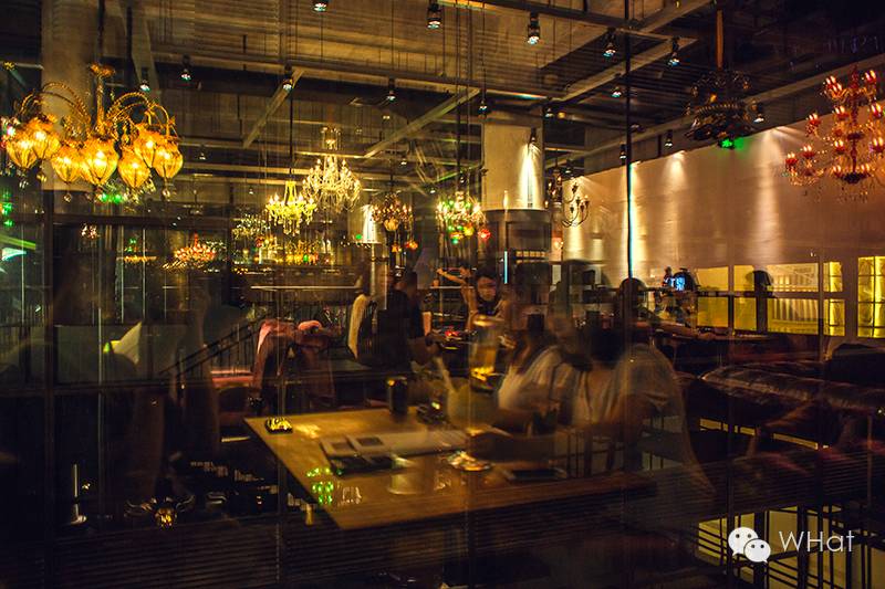 这家漫咖啡旗下的韩餐酒吧终于开到武汉，能俯瞰武汉天地清晨夜景