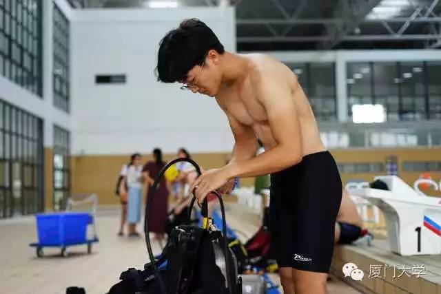 体育微型课游泳,二年级体育公开课攀岩