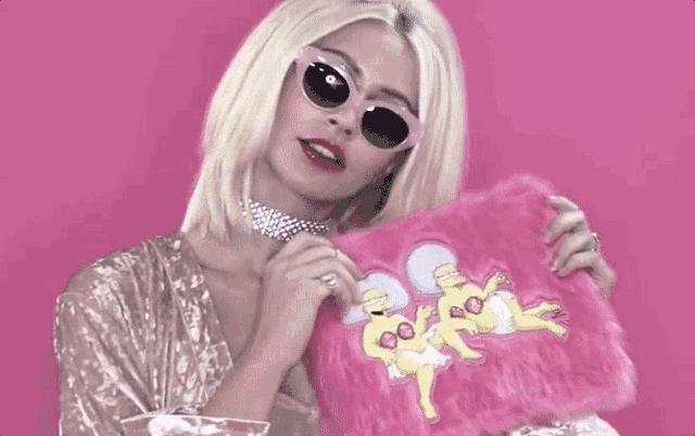 范冰冰拎着表情包走红毯,范冰冰参加天天向上视频