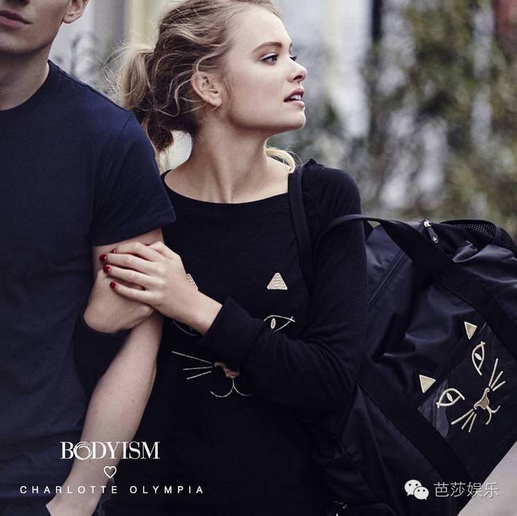 范冰冰拎着表情包走红毯,范冰冰参加天天向上视频