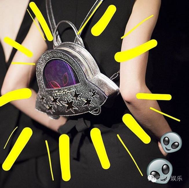 范冰冰拎着表情包走红毯,范冰冰参加天天向上视频